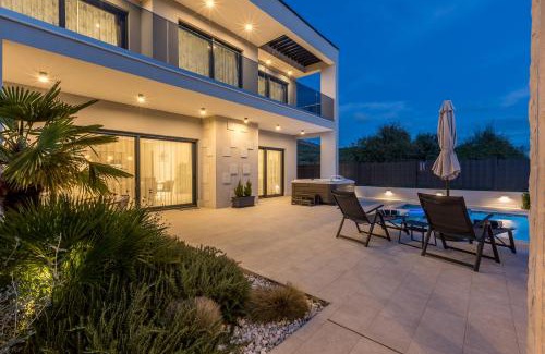 Marina Villa | Luxury Villa Diana with heated pool and jacuzzi