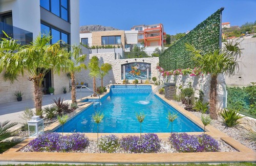 Mravince Villa | Luxury Villa Fresca with Pool