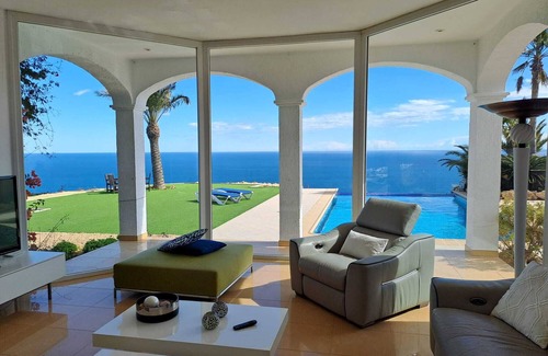 La Parata Villa | LUXURY VILLA IN SPECTACULAR SITUATION AND PATRONISED BY CELEBRITIES