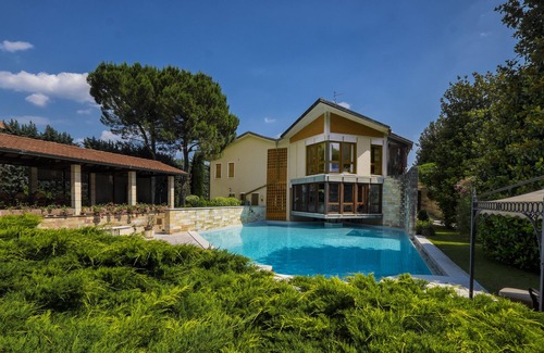 Arbizzano Villa | Luxury villa near Verona: design, swimming pool, park, tennis, fitness corner
