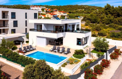 Sevid Villa | Luxury Villa Tempera with Pool