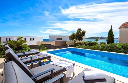 Sevid Villa | Luxury Villa Tempera with Pool