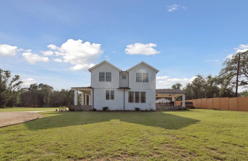 Boerne Villa | Luxury Villa with Huge Kitchen/Hot Tub/Barrel Sauna