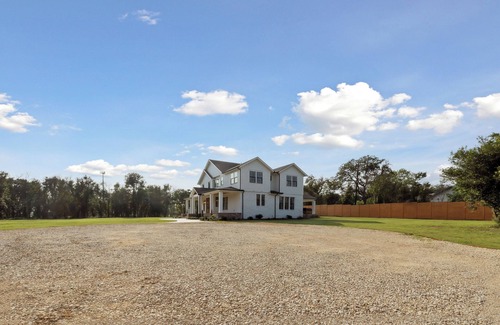 Boerne Villa | Luxury Villa with Huge Kitchen/Hot Tub/Barrel Sauna