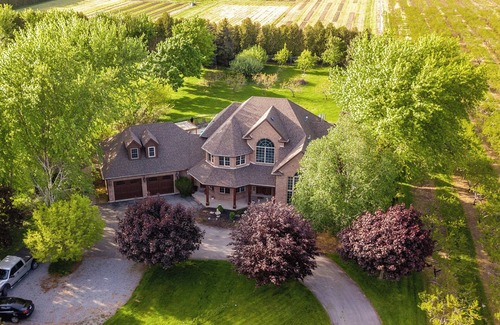 Jordan Harbour House | Luxury Villa with Pool & Hot Tub in Niagara Wine Country