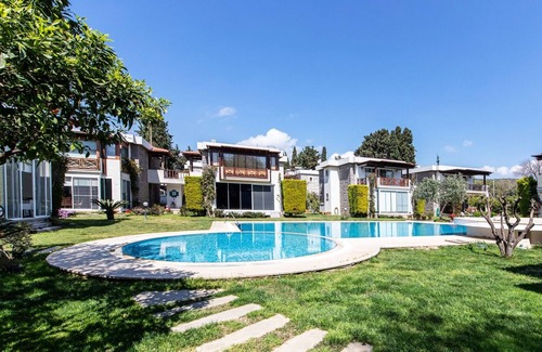 Yalı Apartment | Luxury Villa With Shared Pool in Bodrum Ortakent