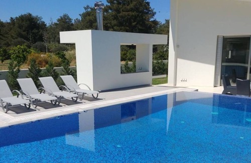 Kalo Chorio House | Luxury Villa with Swimming pool at Kornos Forest