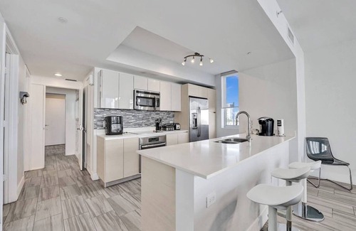 Hallandale Beach Apartment | Luxury Waterfront Suite