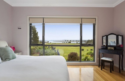 Clarence Point House | Luxury Waterfront Family Haven - 4 bed, 3.5 Bath, Hot Tub + Pizza Oven
