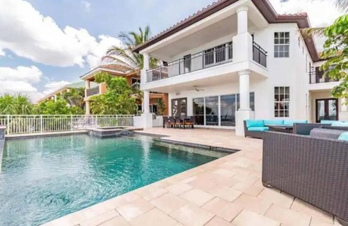 Apollo Beach House | Luxury Waterfront Paradise in Apollo Beach