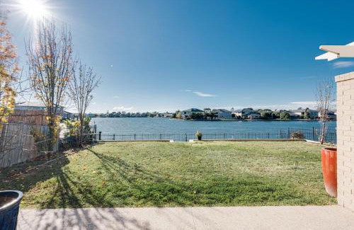 Sanctuary Lakes Villa | Luxury Waterfront Villa in Sanctuary Lakes