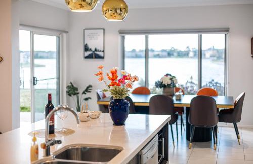 Sanctuary Lakes Villa | Luxury Waterfront Villa in Sanctuary Lakes