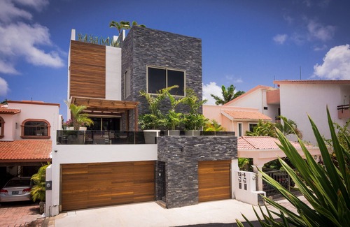 Zona Hotelera Villa | Luxury Waterfront Villa with private gym and cinema