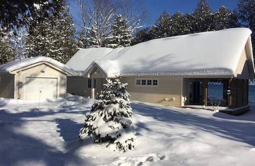 Meaford Cottage | Luxury Winter Waterfront Retreat For Family & Friends