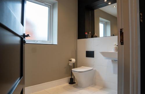 Barbourne Villa | Luxury Worcester Townhouse - Free Parking
