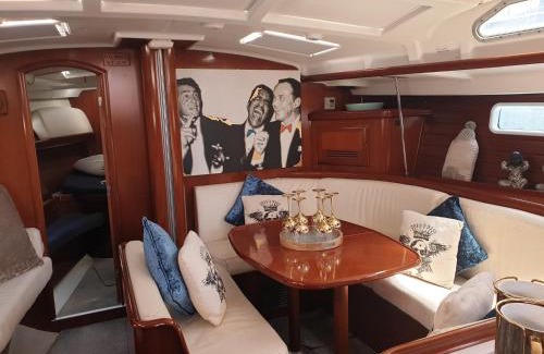 Gibraltar Boat Rental | LUXURY YACHT STAY "White Dove" sleeps 6