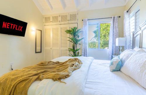 St. Ann's Bay Villa | "LuxuryCrest , King Bed, BBQ & Backyard Games, Near Ocho Rios"