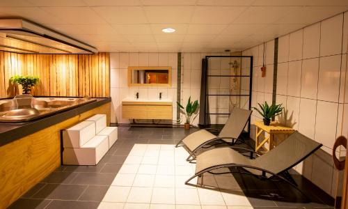 Tzummarum Villa | Luxus Familienvilla mit Jacuzzi & Sauna