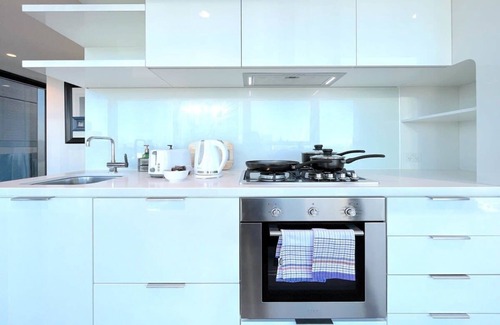 Melbourne Central Business District Apartment | LV42 High-Rise Condo CBD Panoramic City View