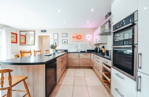 Newport Cottage | LYNDALE, pet friendly, with a garden in Newport, Pembrokeshire