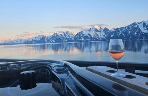 Lyngen House | Lyngen Panorama, Solberget, med Dome