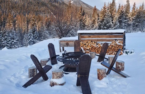 Rock Lake Cabin | Lynx Lair Log Cabin, Remote, Off Grid Wilderness location, adj Jasper Nat Park