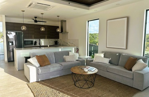 Venetian Road Settlement Villa | Márohu, 3BR Beach Oasis on Flamingo Lake