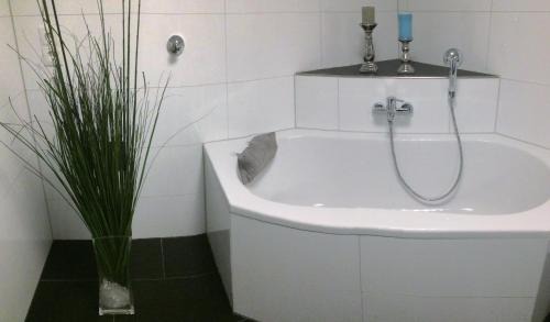 Sankt Augustin Apartment | Möbliertes Apartment mit bestem Anschluss - Hangelar Mitte
