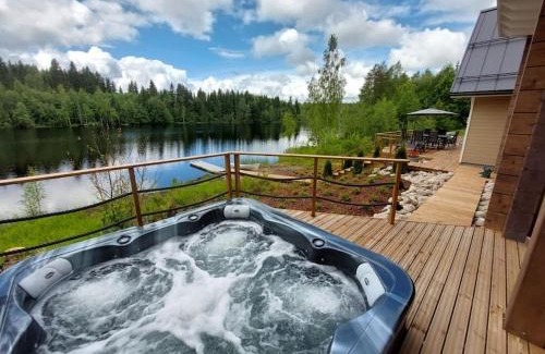 Uurainen Apartment | Mökki ulkoporealtaalla