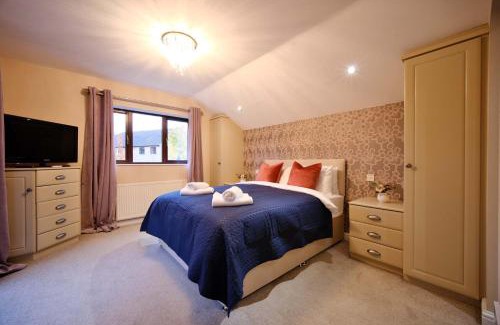 Dewsbury Villa | M1, M62, Free Parking, WiFi, 8 beds, Separate office