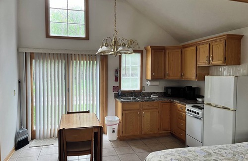 Suttons Bay Hotel | M22 Inn Suttons Bay