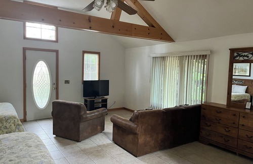 Suttons Bay Hotel | M22 Inn Suttons Bay