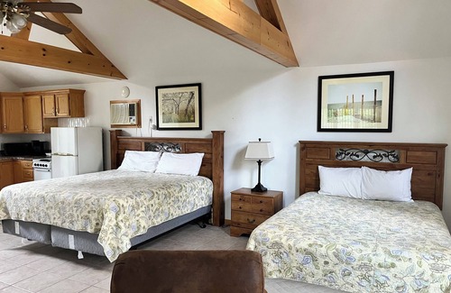 Suttons Bay Hotel | M22 Inn Suttons Bay