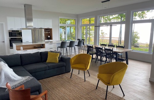 Saint-Augustin-de-Desmaures House | Maison Contemporaine en Bordure du St-laurent. Location Minimum 31 Nuits