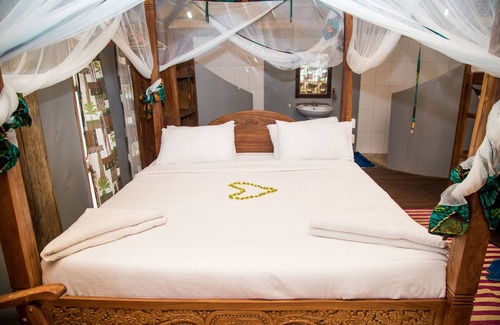 Idodi Cabin | Mabata Makali Lodge & Campsite