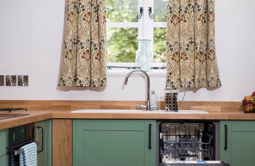 Kirkby Green House | MABEL'S COTTAGE, romantic, with hot tub in Metheringham