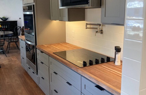 McPherson House | MAC House - Newly Renovated - With Backyard Spa