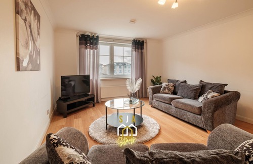 Westhill Apartment | Mackie Residence - 3 Bed Apartment with Parking