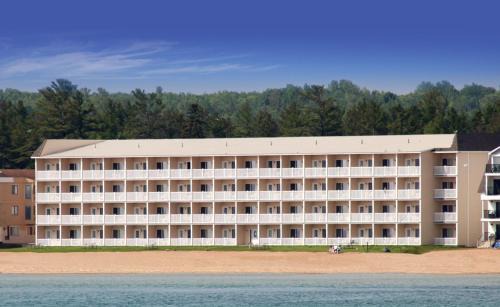 Mackinaw City Resort | Mackinaw Beach and Bay Inn & Suites