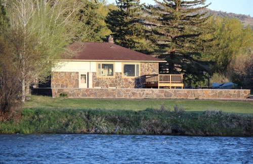 Ennis House | Madison River Front Home, Fishing Retreat, Walk to Ennis