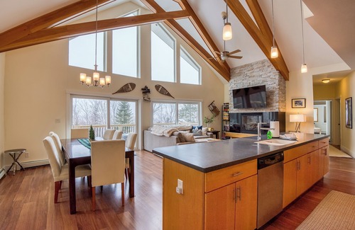 Rangeley House | Magalloway 57 is the largest rental home on Saddleback Mountain - 6 bedrooms, 5.5 bathrooms!