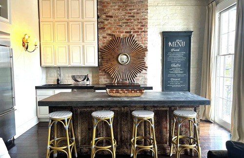 Faubourg Lafayette Bed & Breakfast | Magazine Street Balcony + History & Style