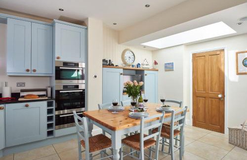Aldeburgh House | Magenta - A stunning Seafront house with lovely and uninterrupted Beach Views - Aldeburgh Coastal Cottages