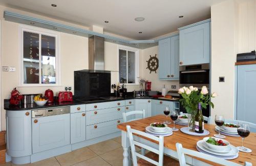Aldeburgh House | Magenta - A stunning Seafront house with lovely and uninterrupted Beach Views - Aldeburgh Coastal Cottages