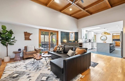 Dakota County House | Magical Lake Home 9 mins to MOA and MSP Airport