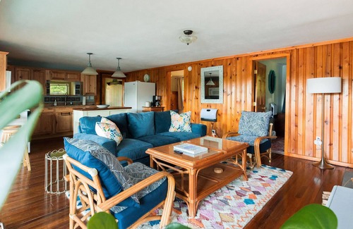 Oxford Cottage | Magical lakeside retreat with hot tub + dog friendly!
