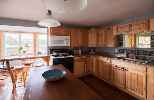 Oxford Cottage | Magical lakeside retreat with hot tub + dog friendly!