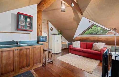 Alexandra House | Magical Loft Among the Trees at Homewood Forest Retreat
