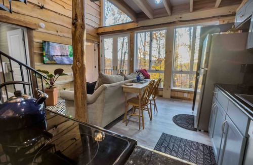 Waterford Cottage | Magical Treehouse in Woods, Close many Wineries & Breweries, Pet Friendly!