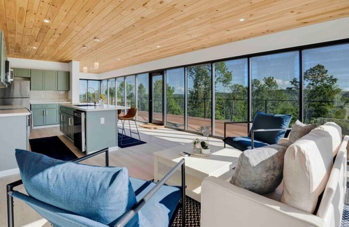 Little Valley Apartment | Magical views, luxury living container house